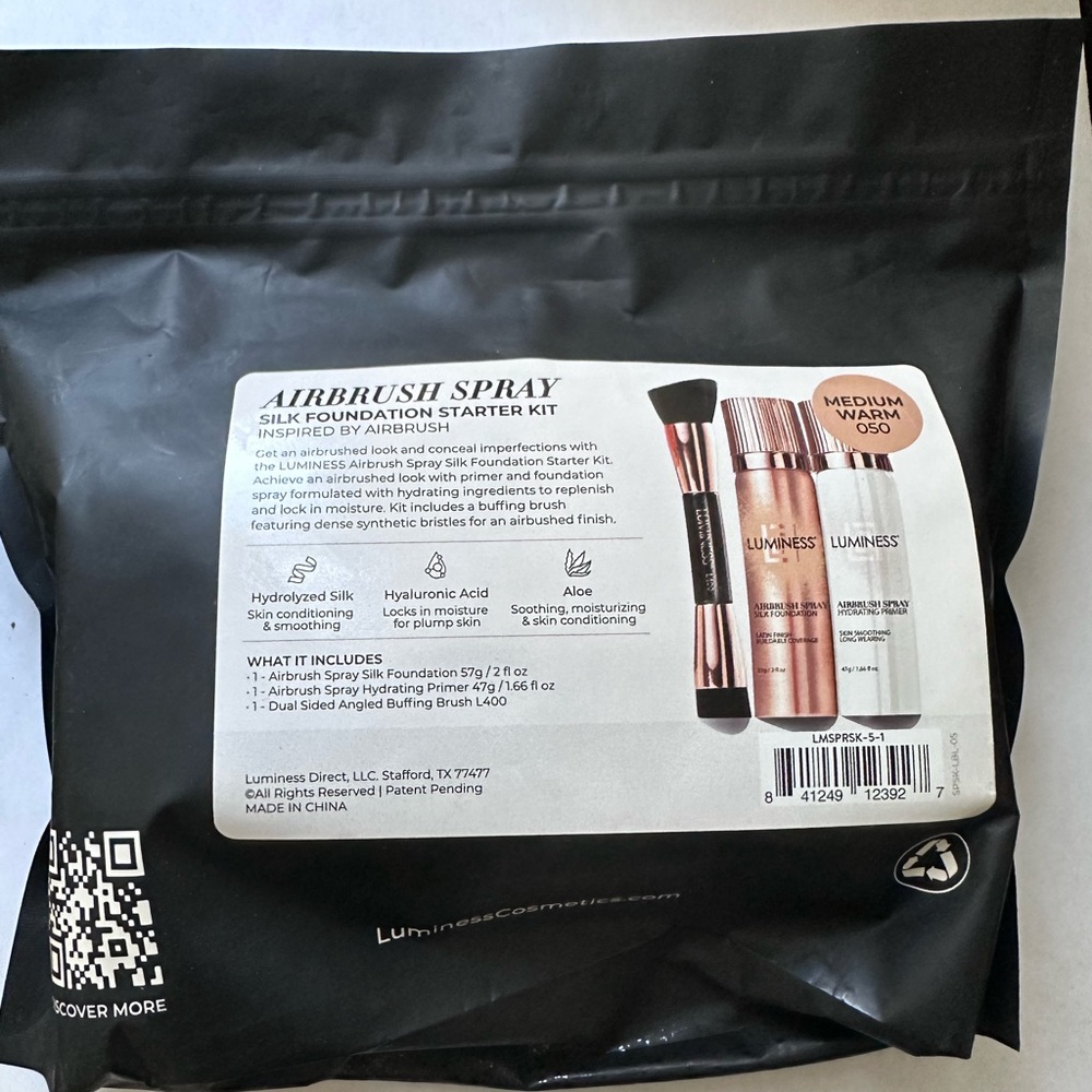 Luminous Airbrush silk foundation starter kit with brush color is med warm 050.